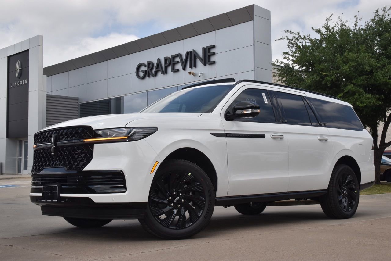 New 2026 Lincoln Navigator L Reserve w/ Jet Appearance Package AWD/4WD image 1