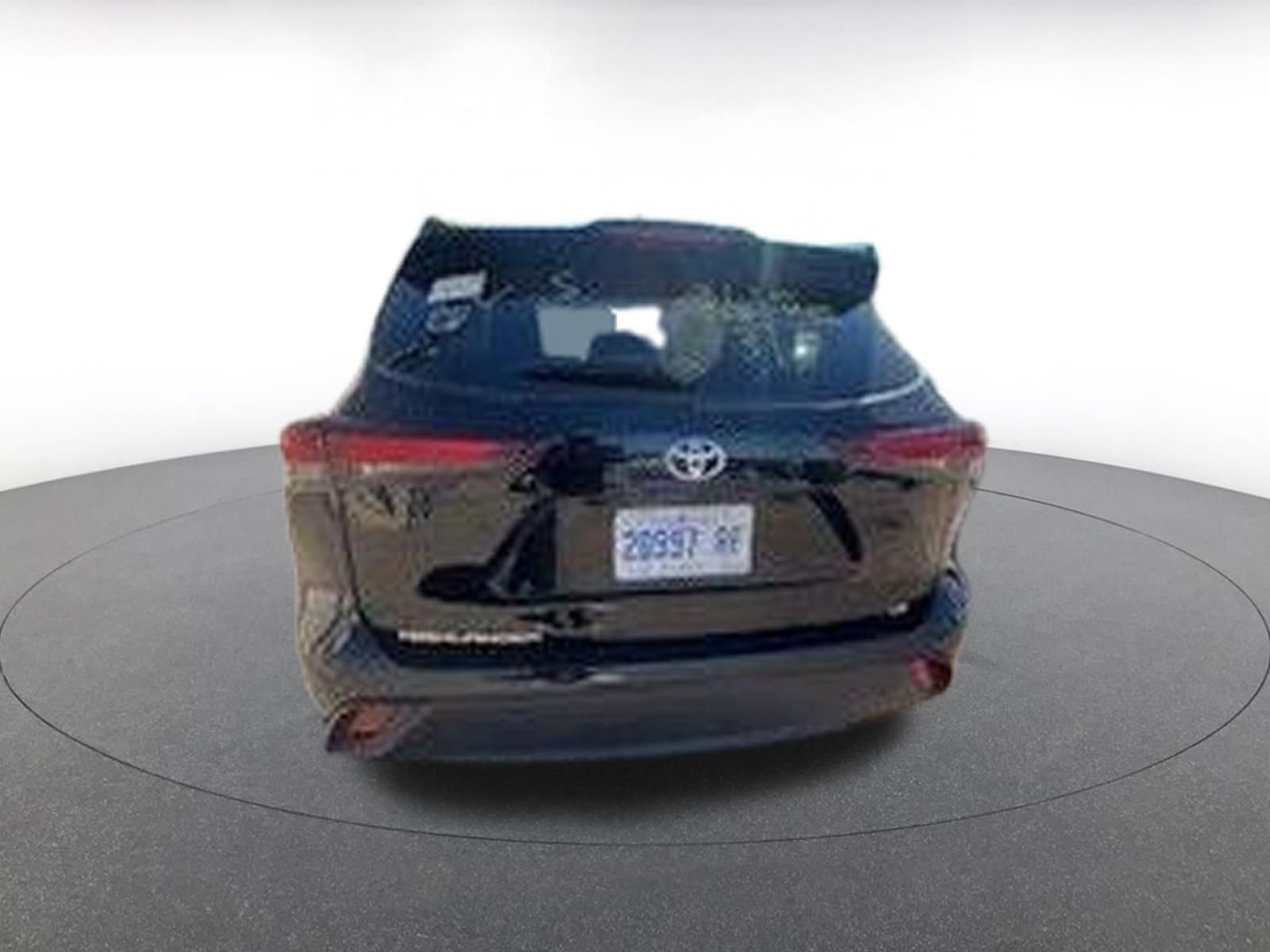 Used 2025 Toyota Highlander LE image 8