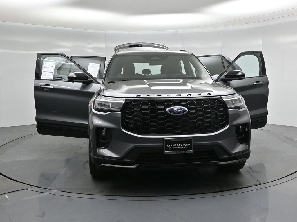 Used 2025 Ford Explorer ST-Line w/ ST-Line Street Pack image 33