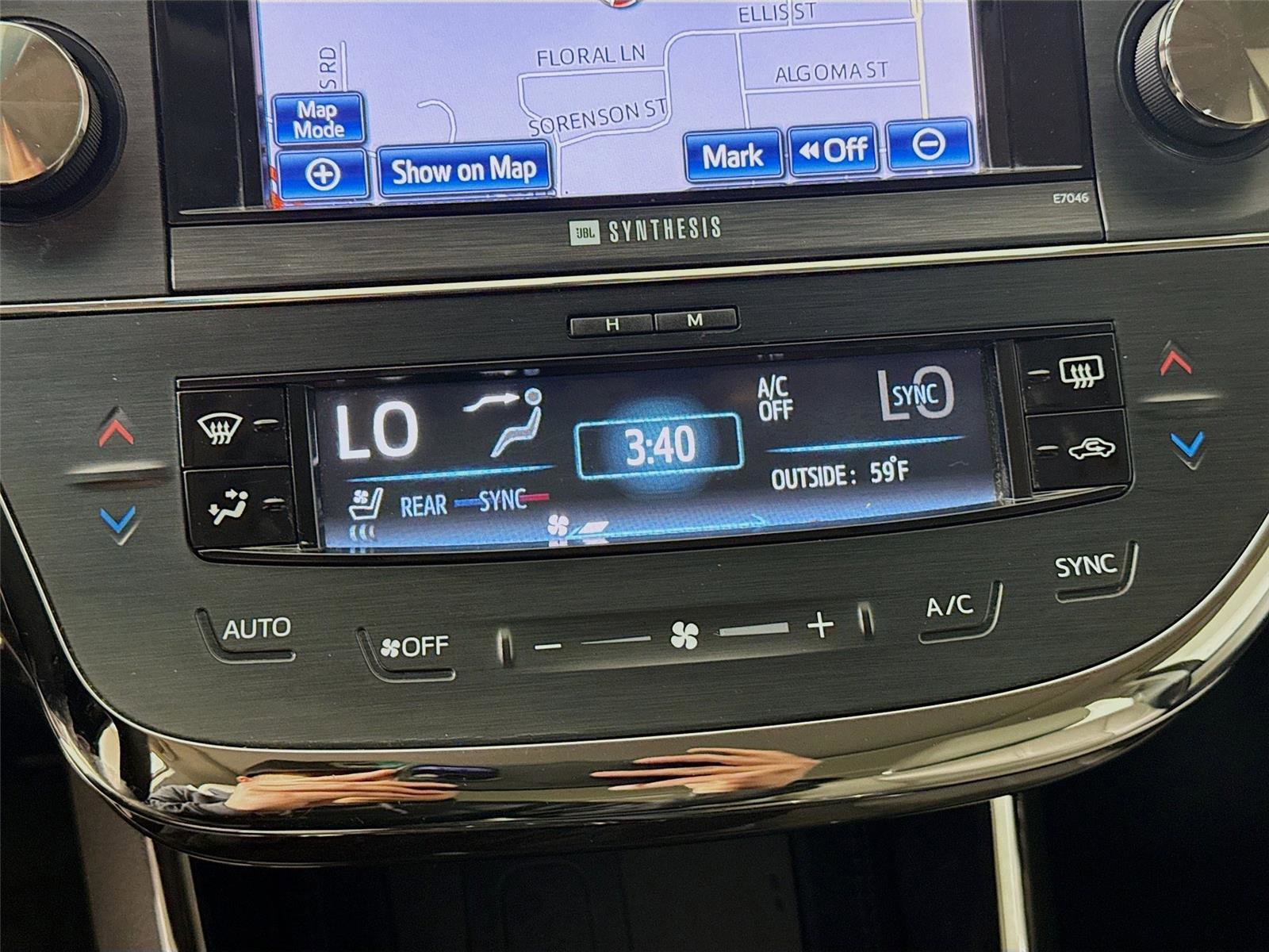 Used 2013 Toyota Avalon Limited w/ Technology Pkg FWD image 9