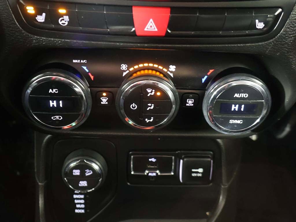 Used 2017 Jeep Renegade Trailhawk w/ Premium Trailhawk Package AWD/4WD image 44
