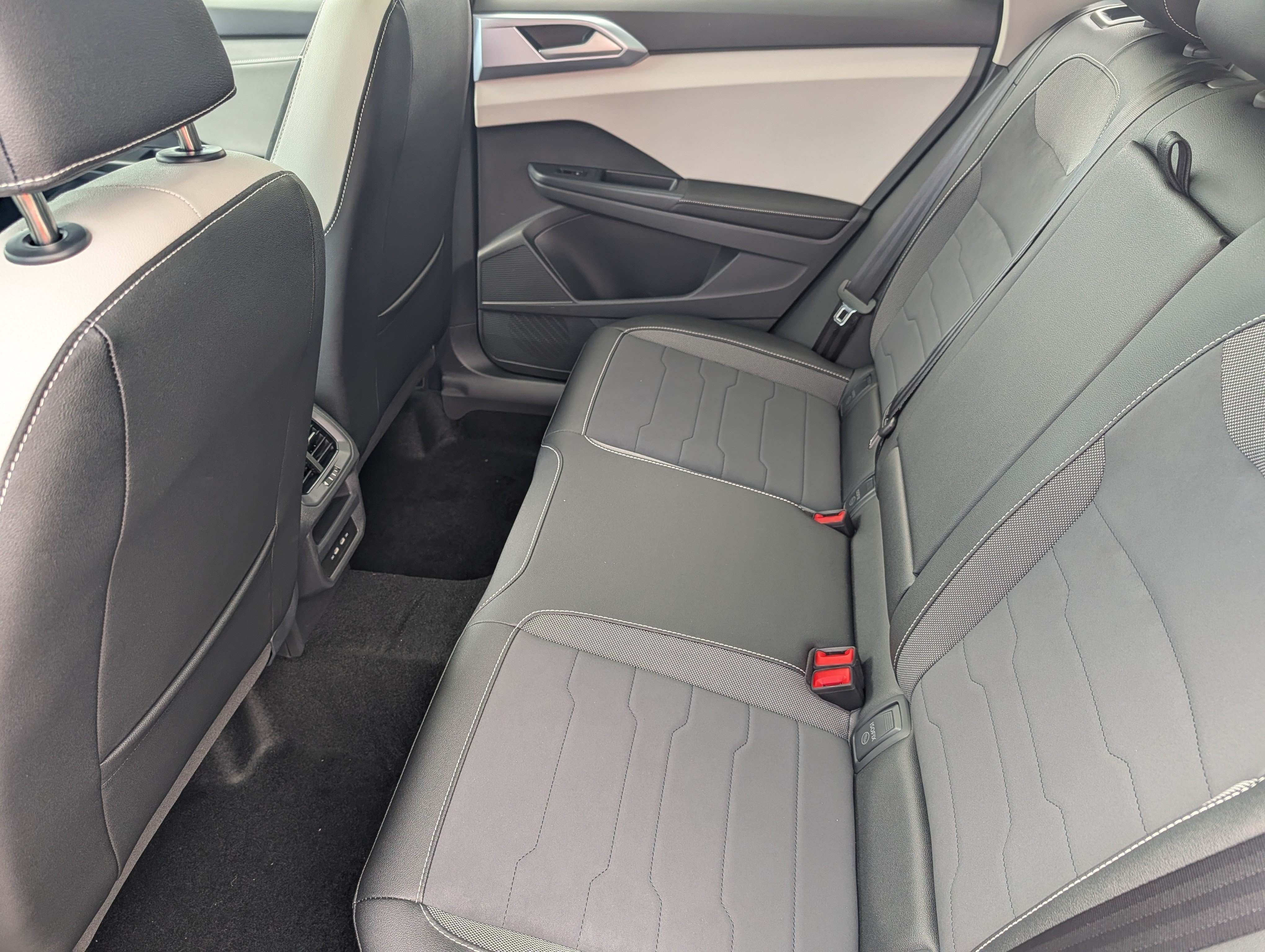 New 2026 Volkswagen Taos SE FWD image 6