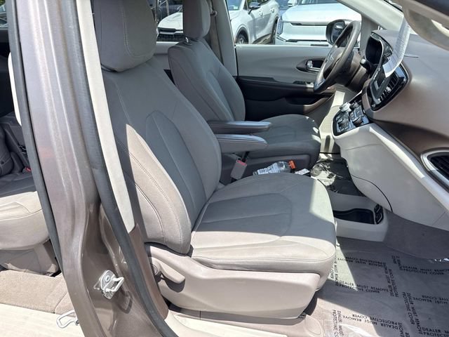 Used 2017 Chrysler Pacifica Touring FWD image 9