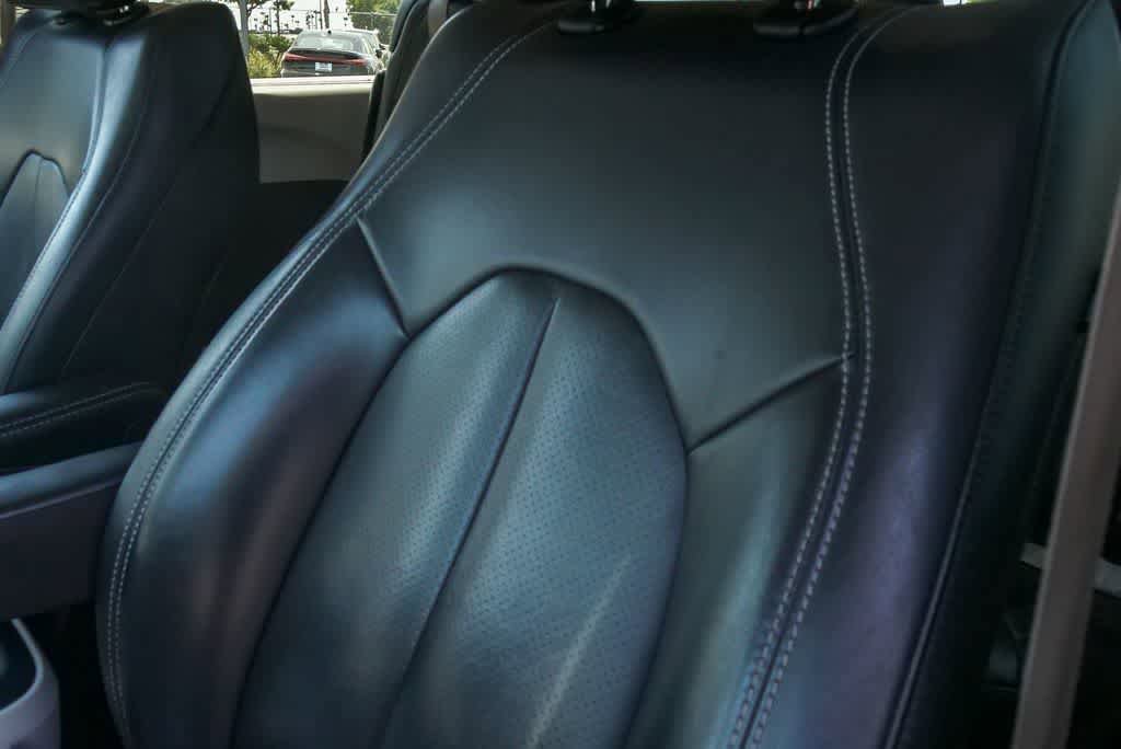 Used 2022 Chrysler Pacifica Touring-L FWD image 19