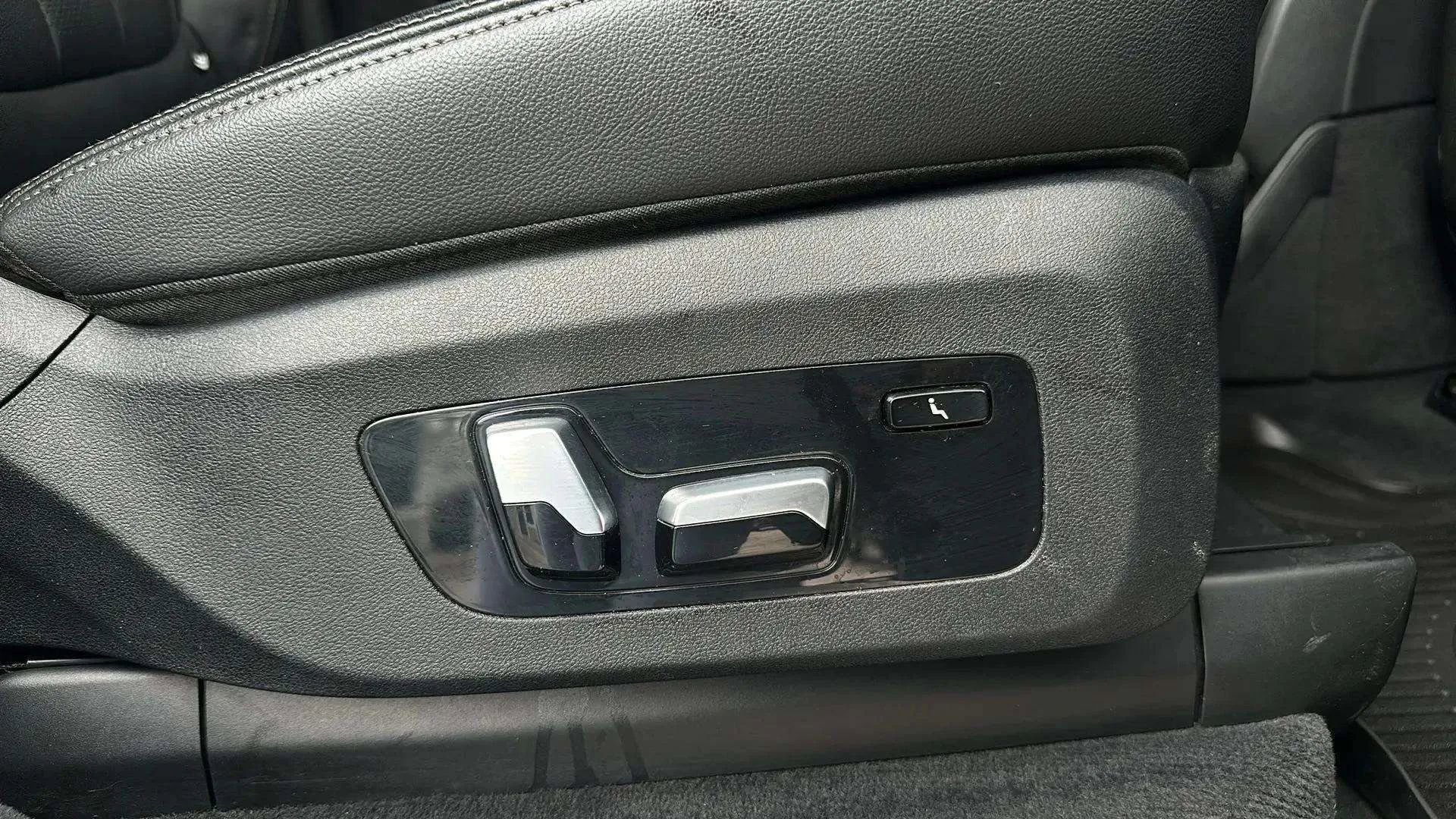 Used 2020 BMW X7 xDrive40i w/ M Sport Package image 27