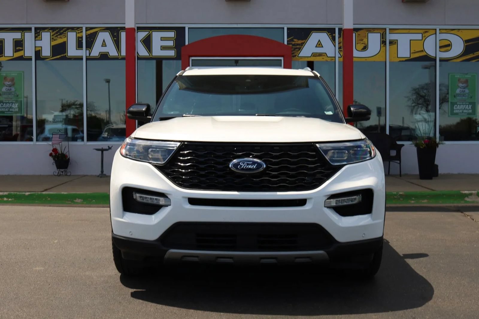 Used 2020 Ford Explorer Platinum w/ Premium Technology Package AWD/4WD image 2