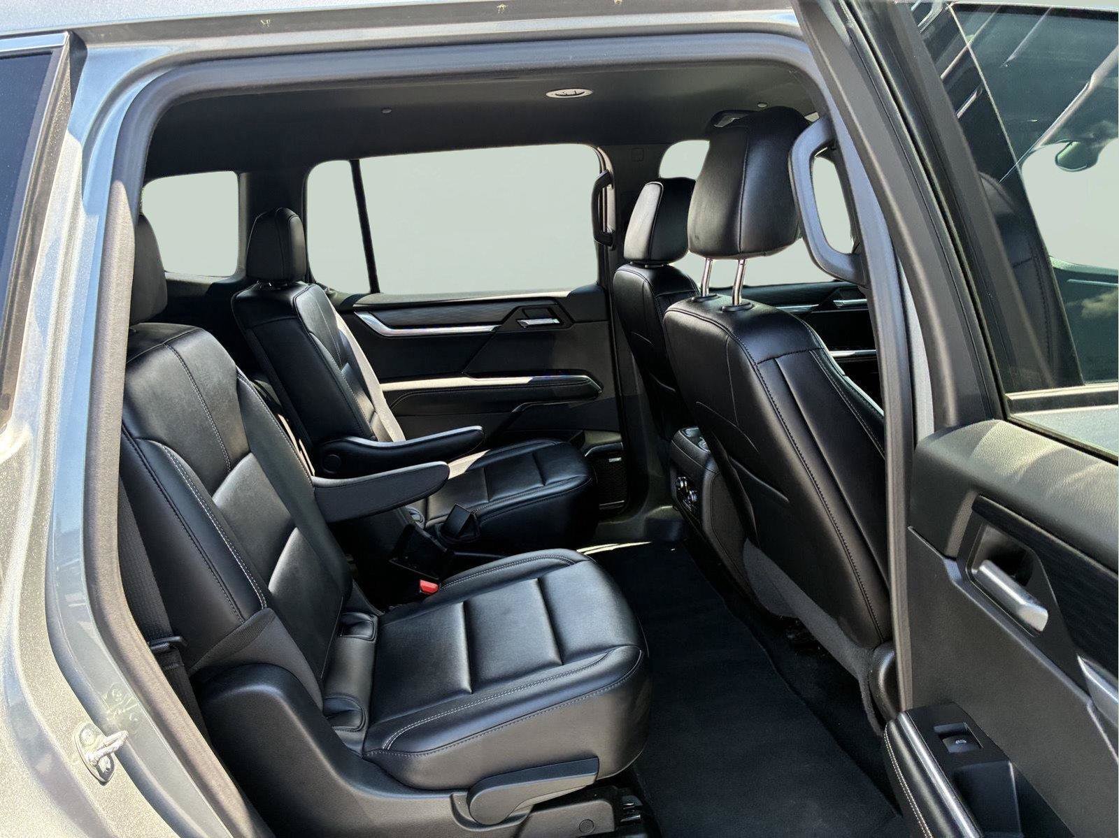 Used 2025 GMC Acadia Elevation w/ Elevation Premium Package AWD/4WD image 12