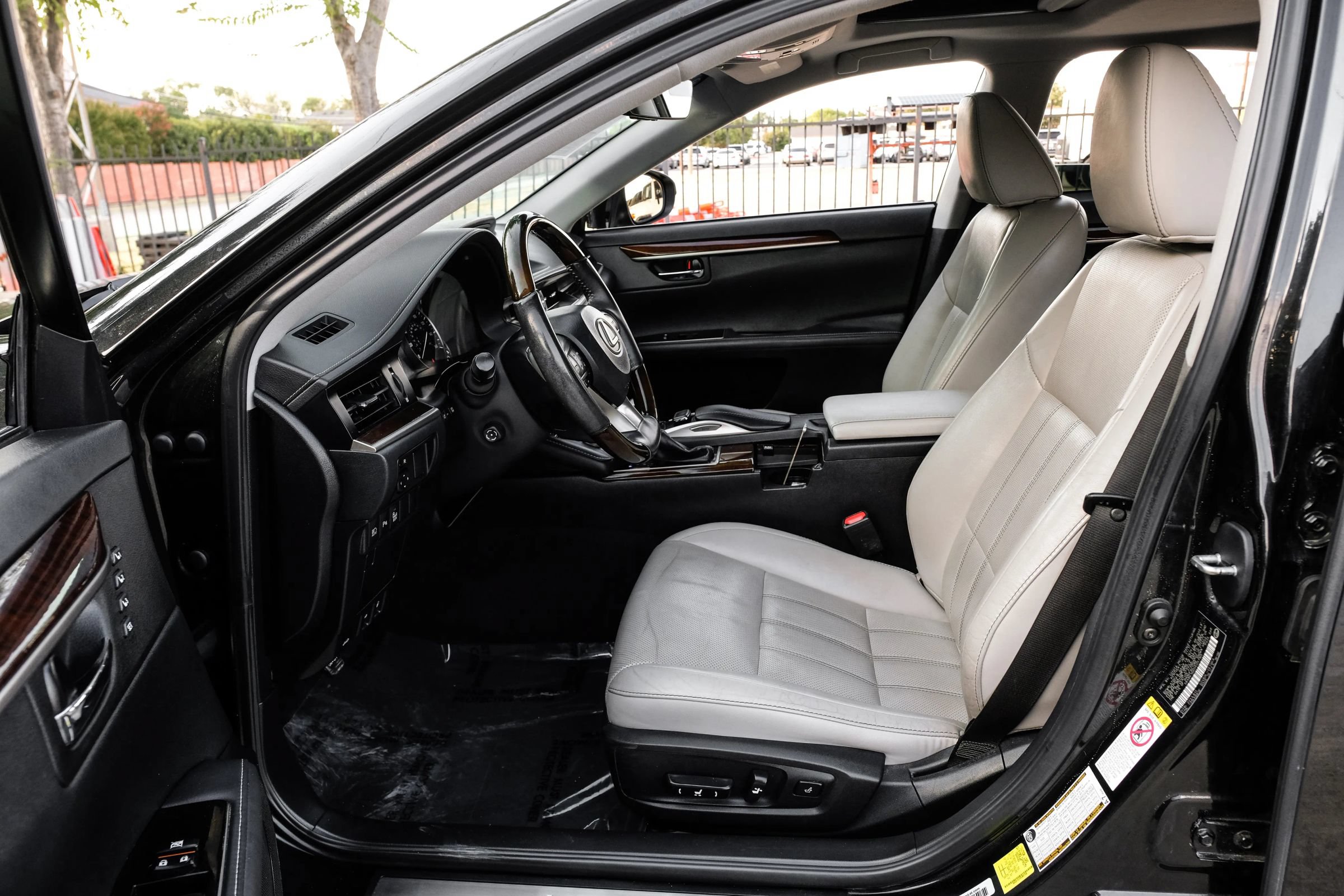 Used 2017 Lexus ES 350 w/ Luxury Package FWD image 4