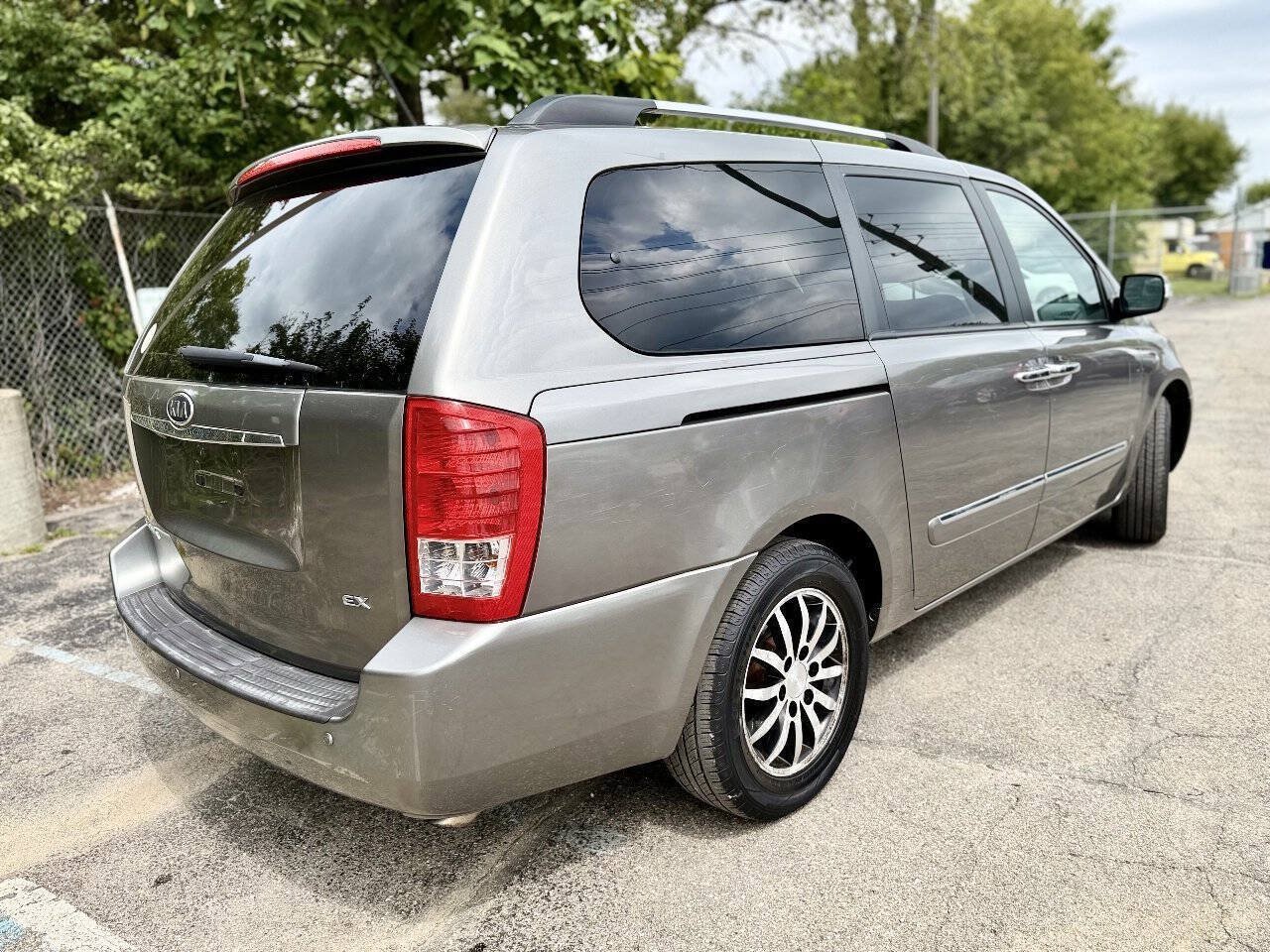 Used 2011 Kia Sedona EX FWD image 3
