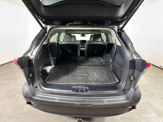 Used 2023 Toyota Highlander XLE AWD/4WD image 15