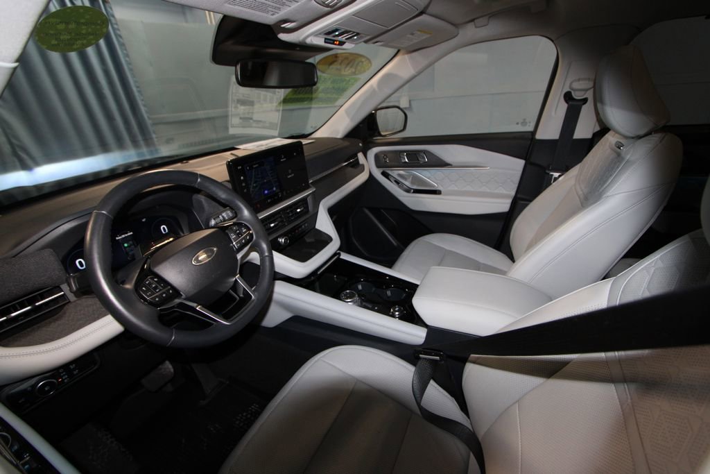 Used 2025 Ford Explorer Platinum w/ LUX Leather Package image 2