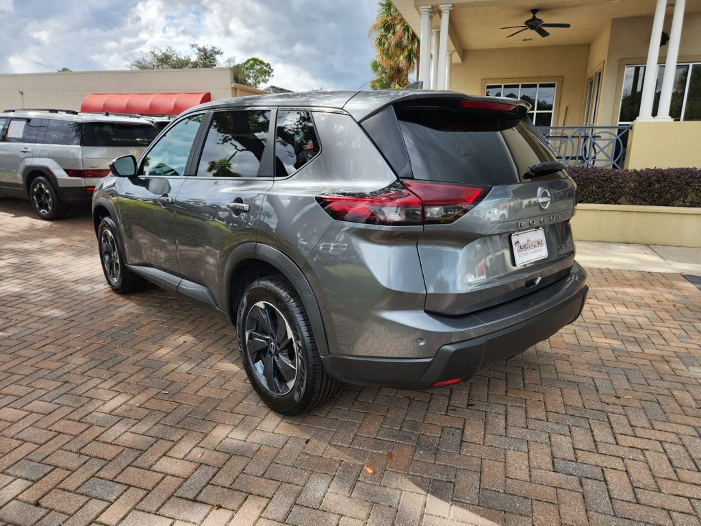 Used 2024 Nissan Rogue SV image 2