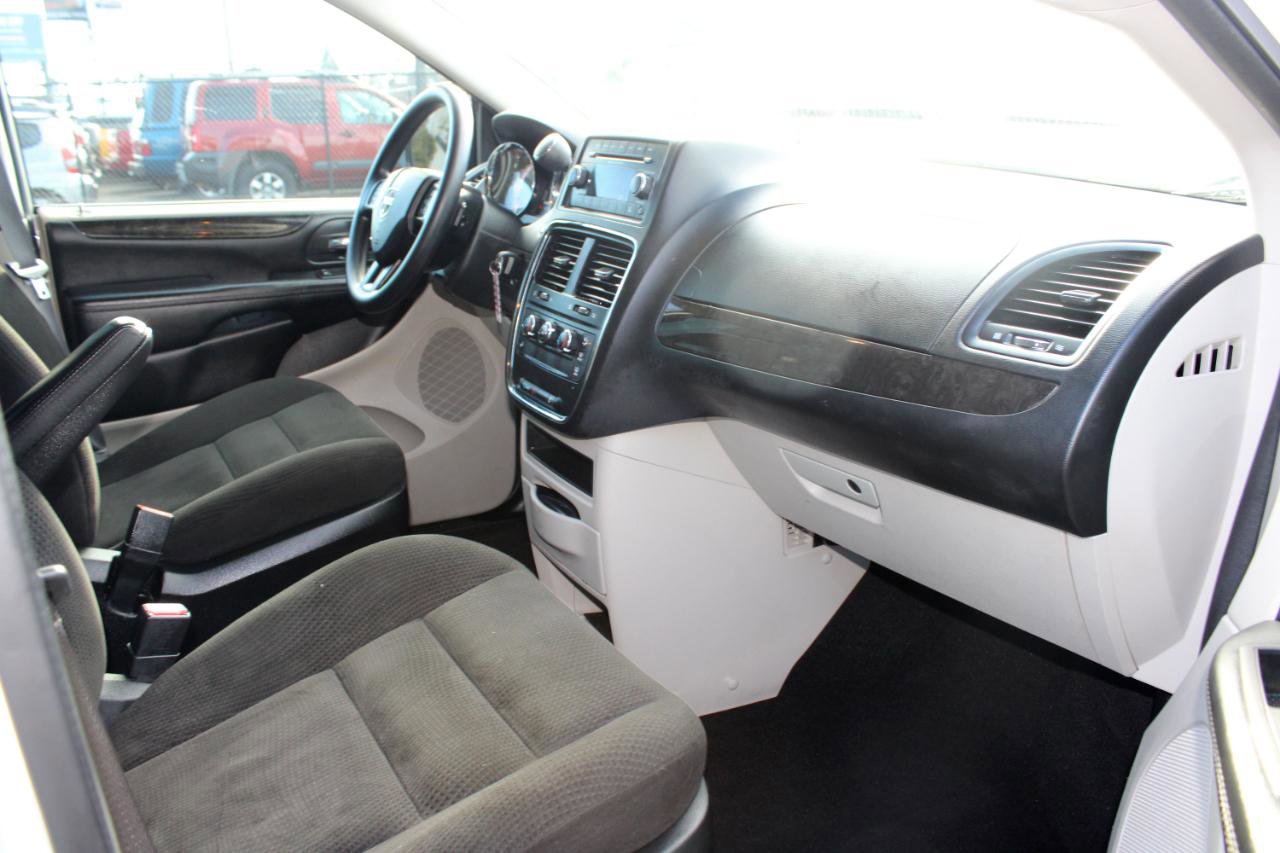 Used 2016 Dodge Grand Caravan American Value Package FWD image 12