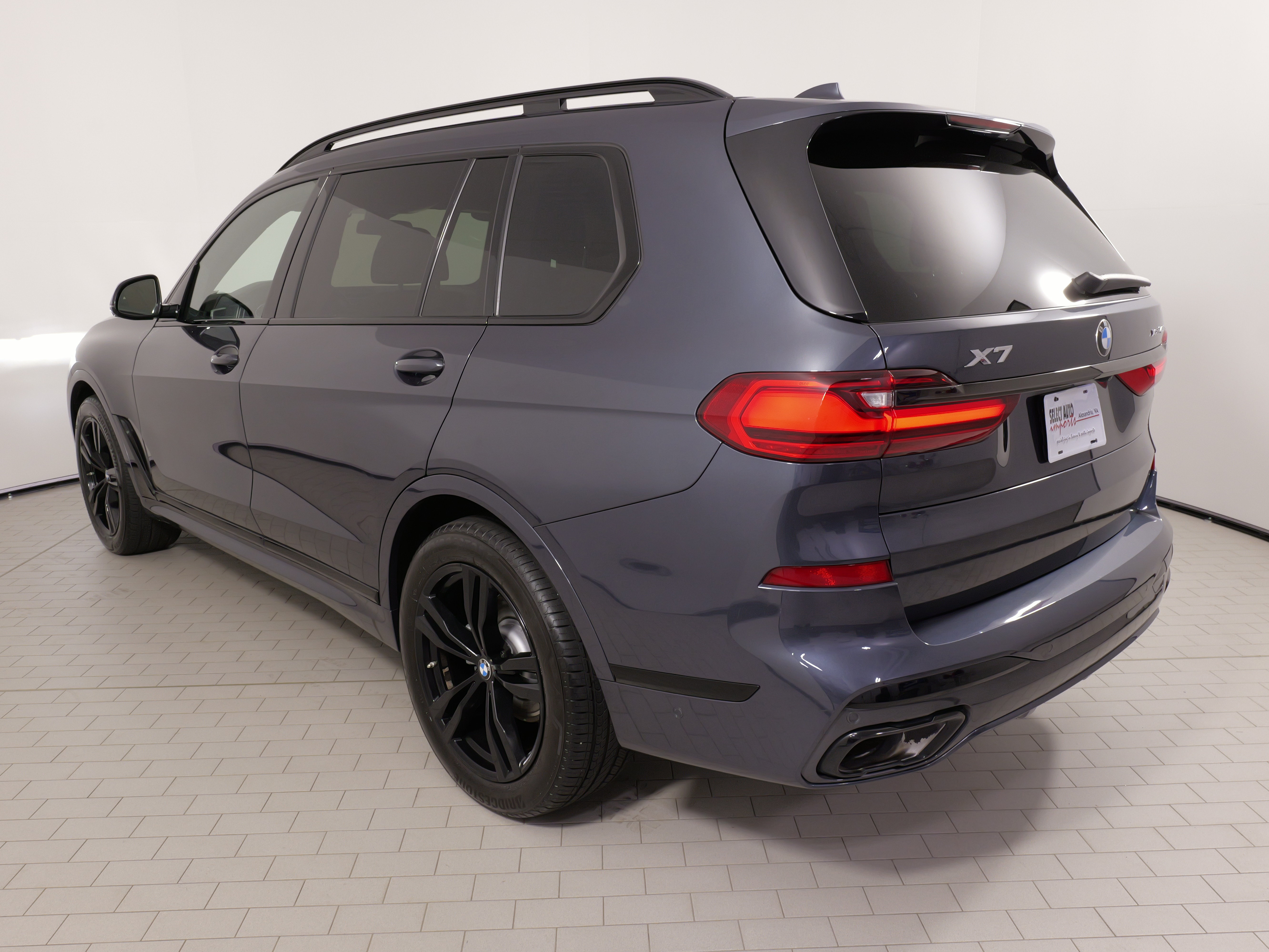 Used 2022 BMW X7 xDrive40i w/ M Sport Package AWD/4WD image 13