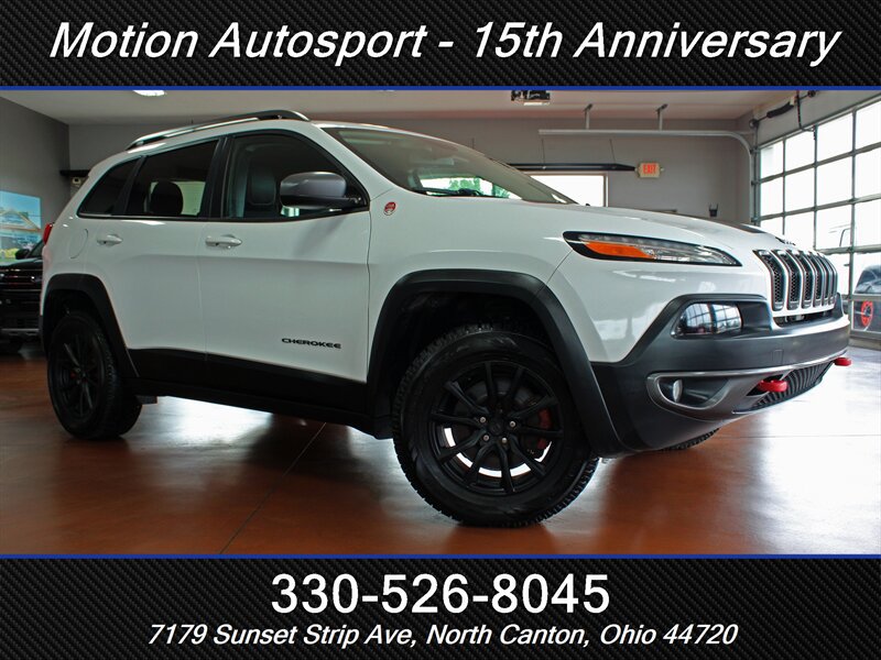 Used 2017 Jeep Cherokee Trailhawk AWD/4WD image 2