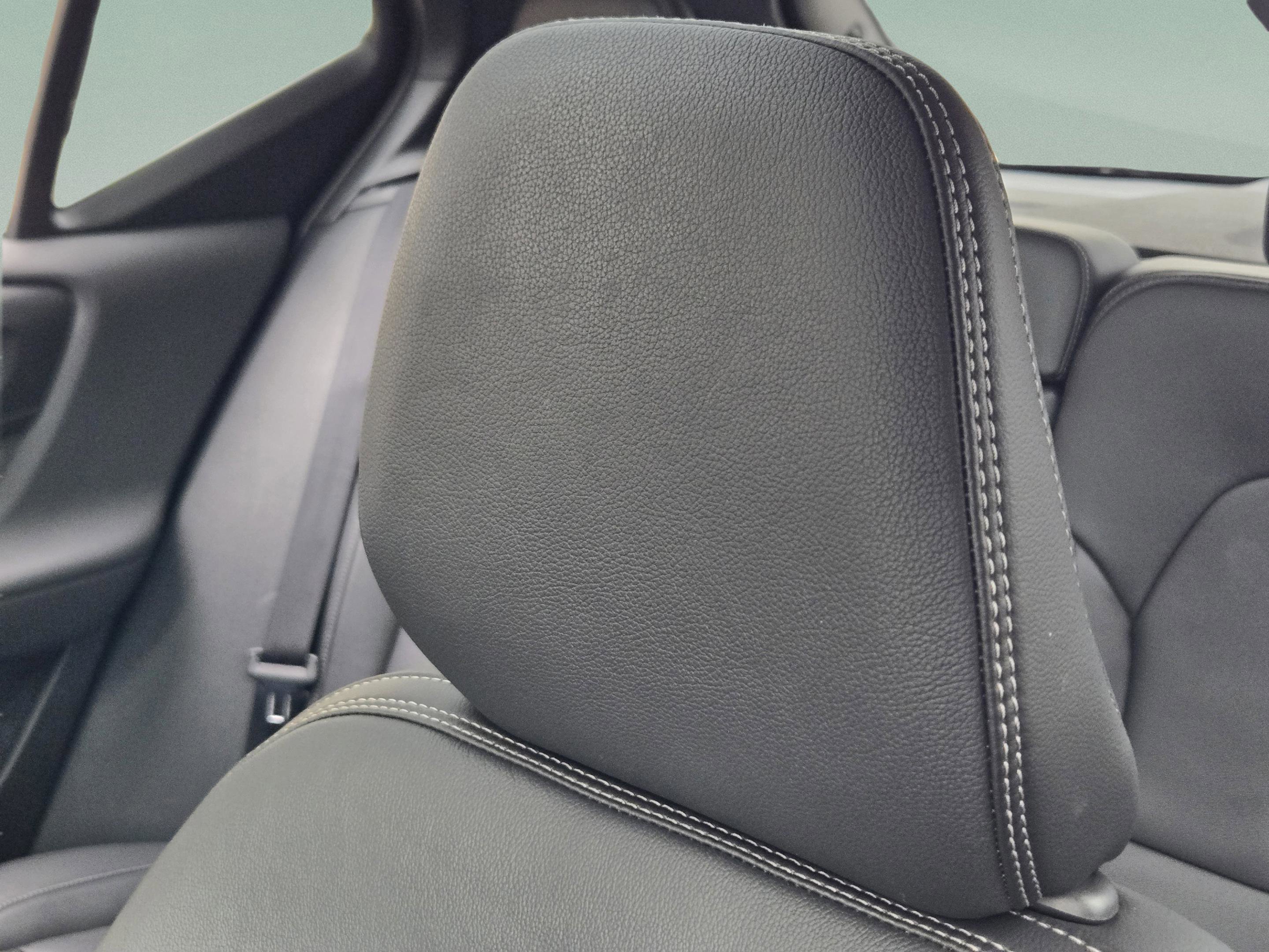 Used 2025 Volvo XC40 B5 Plus image 23