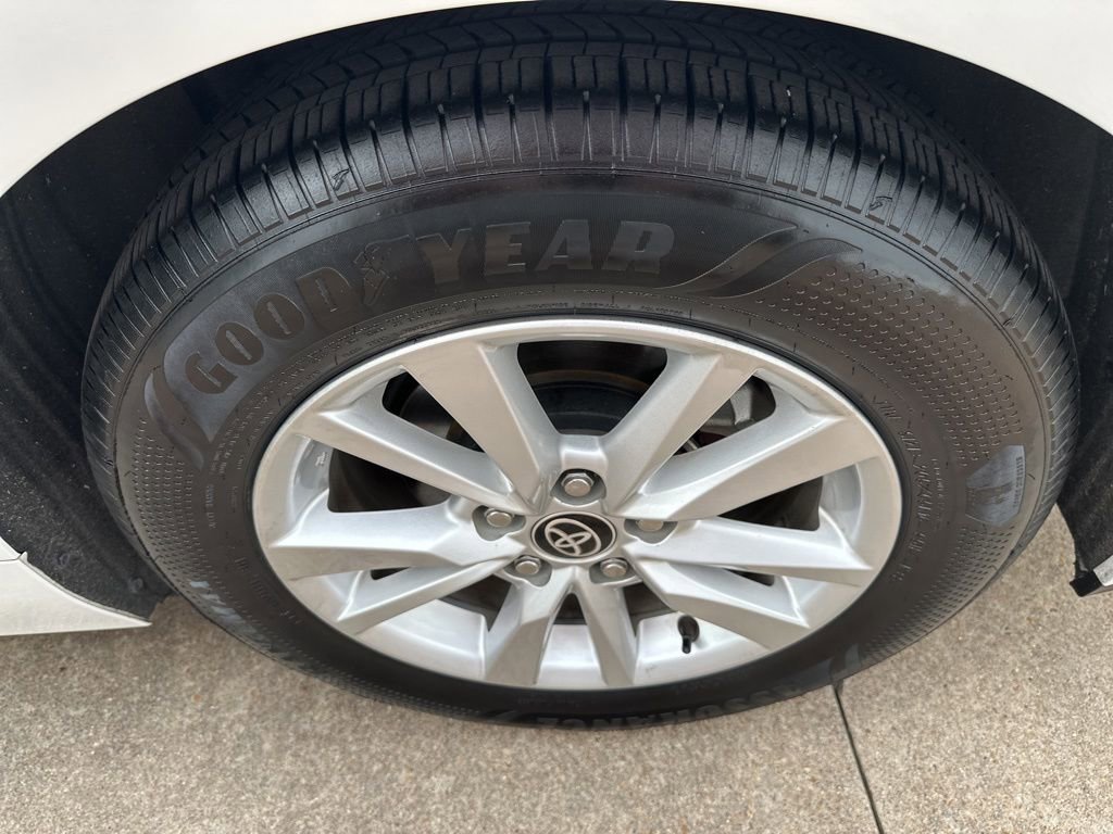 Used 2025 Toyota Camry LE w/ Convenience Package image 20