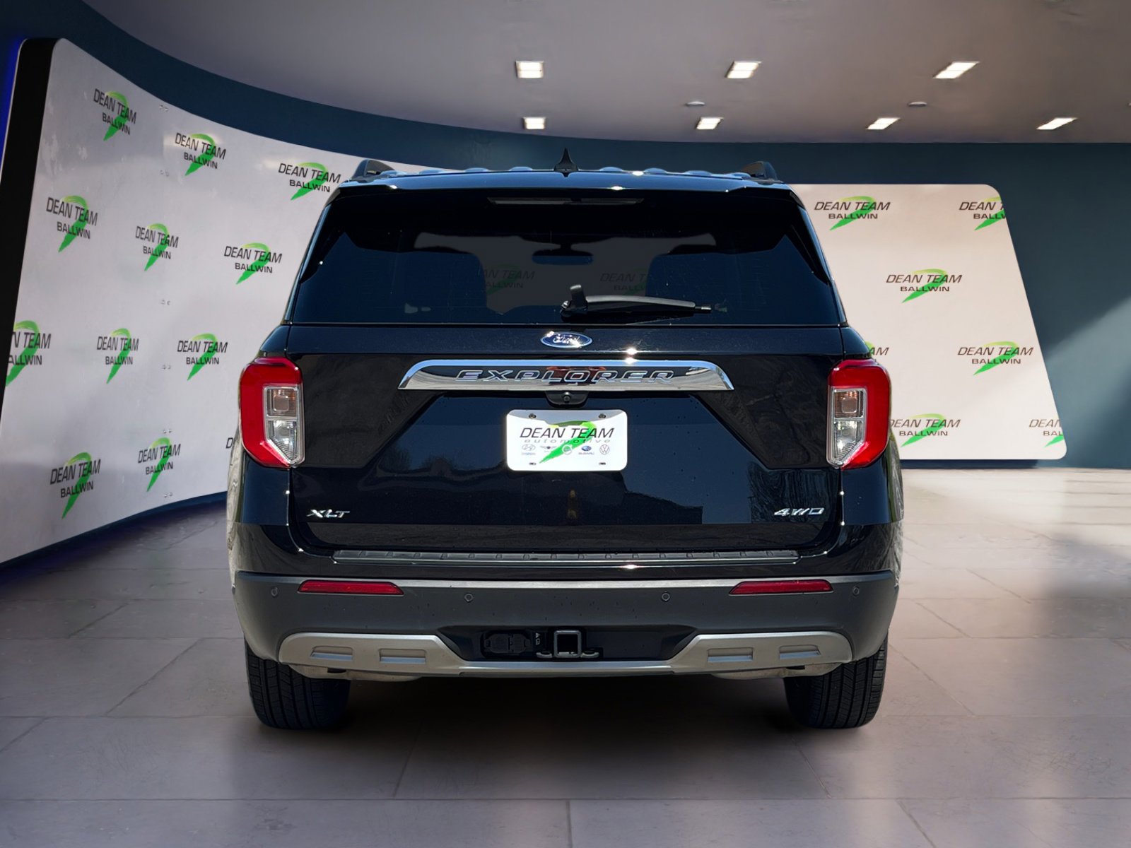 Used 2022 Ford Explorer XLT w/ Equipment Group 202A image 6