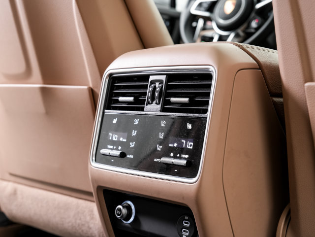 Certified 2023 Porsche Cayenne Platinum Edition AWD/4WD image 28