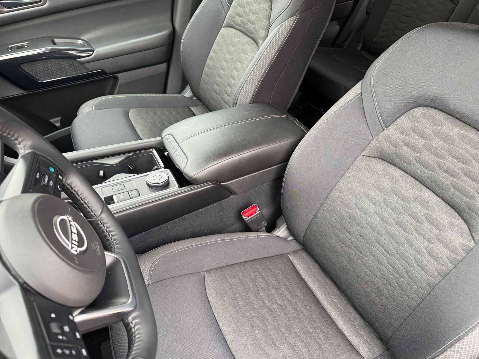 Used 2025 Nissan Pathfinder SV image 38