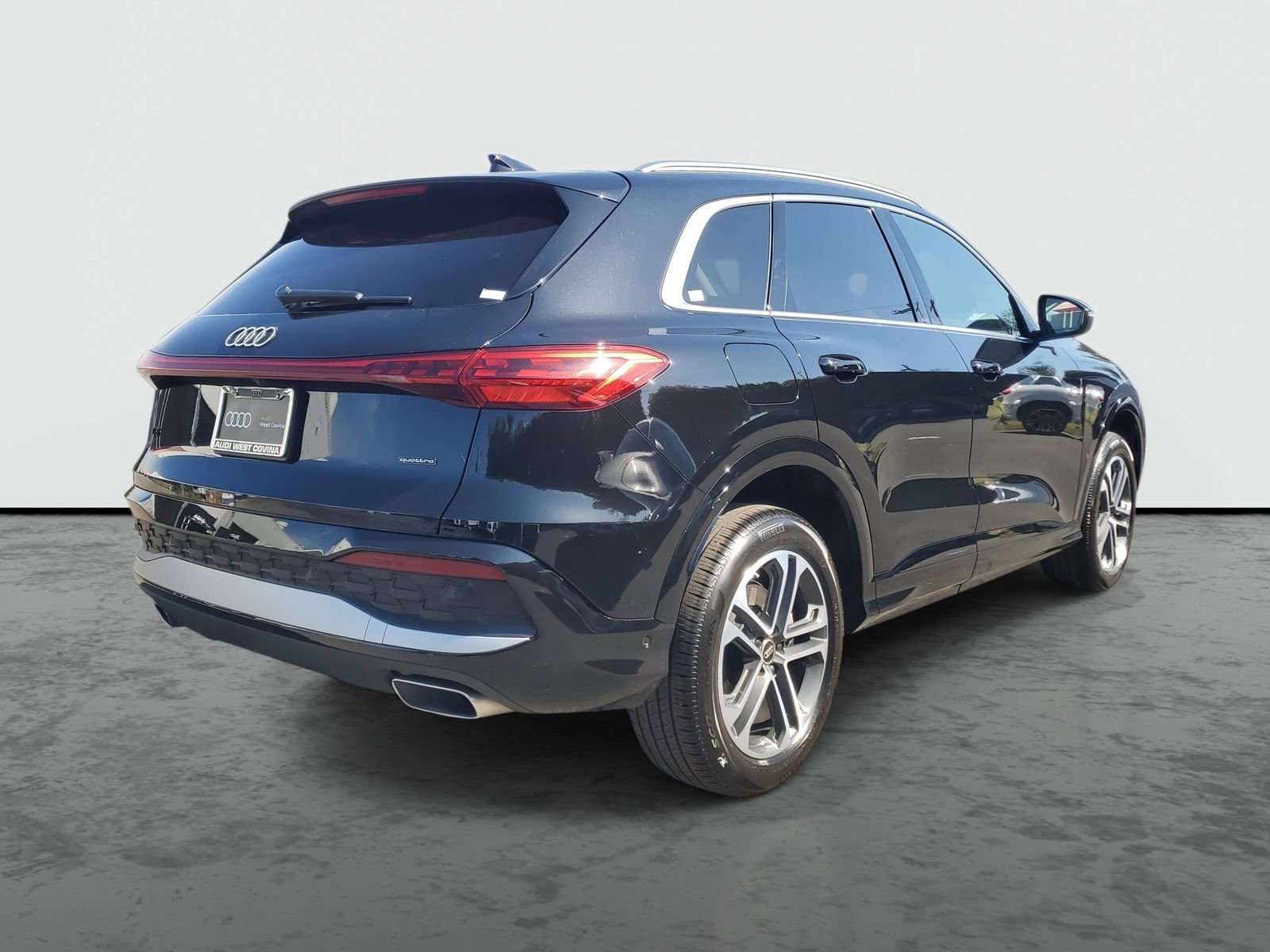 Used 2025 Audi Q5 Premium w/ Convenience Package image 3