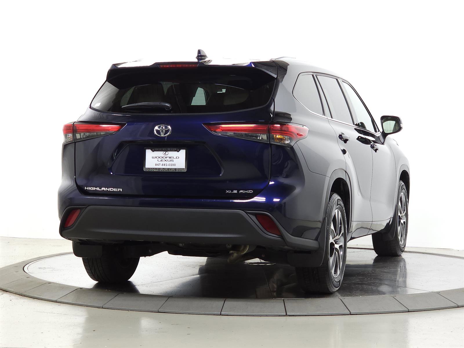 Used 2021 Toyota Highlander XLE AWD/4WD image 9