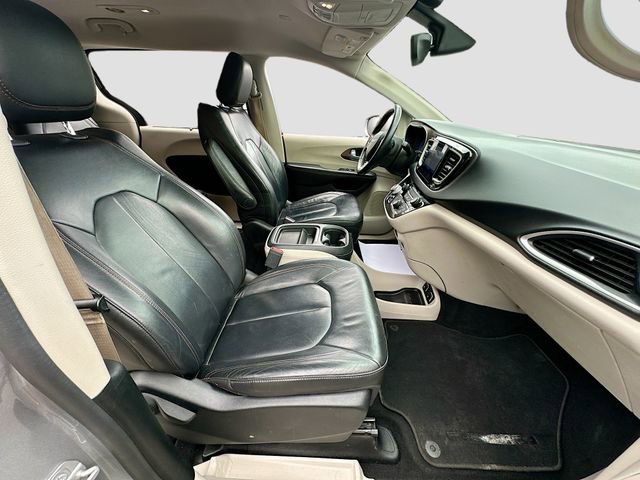 Used 2017 Chrysler Pacifica Touring-L image 30