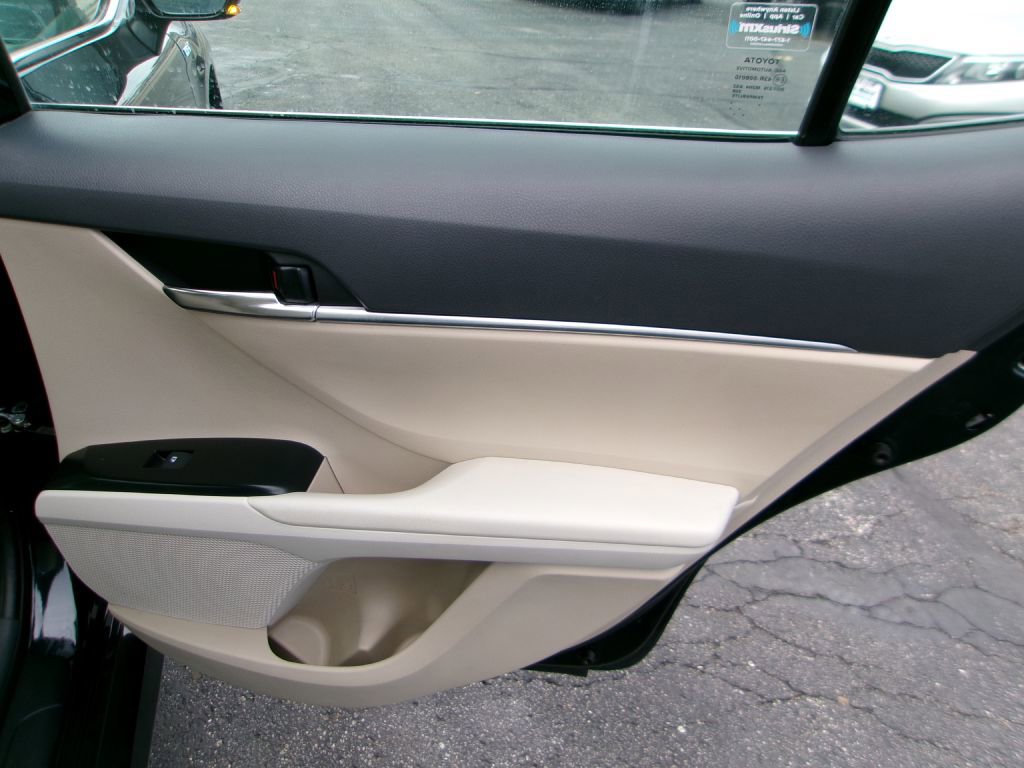Used 2020 Toyota Camry LE image 14