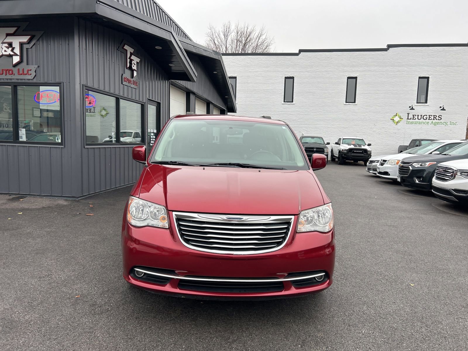 Used 2016 Chrysler Town & Country Touring image 8