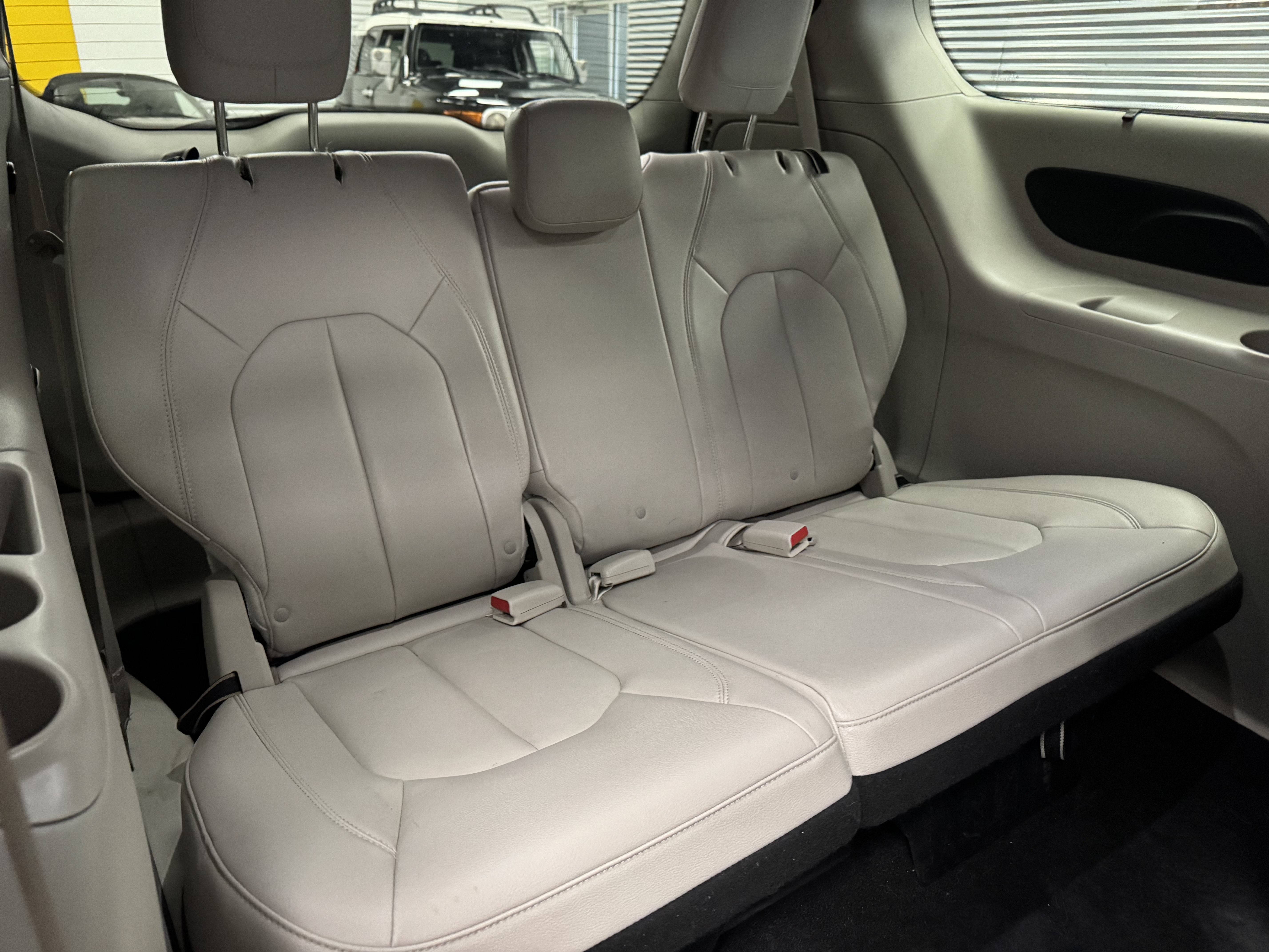 Used 2017 Chrysler Pacifica Touring-L FWD image 20
