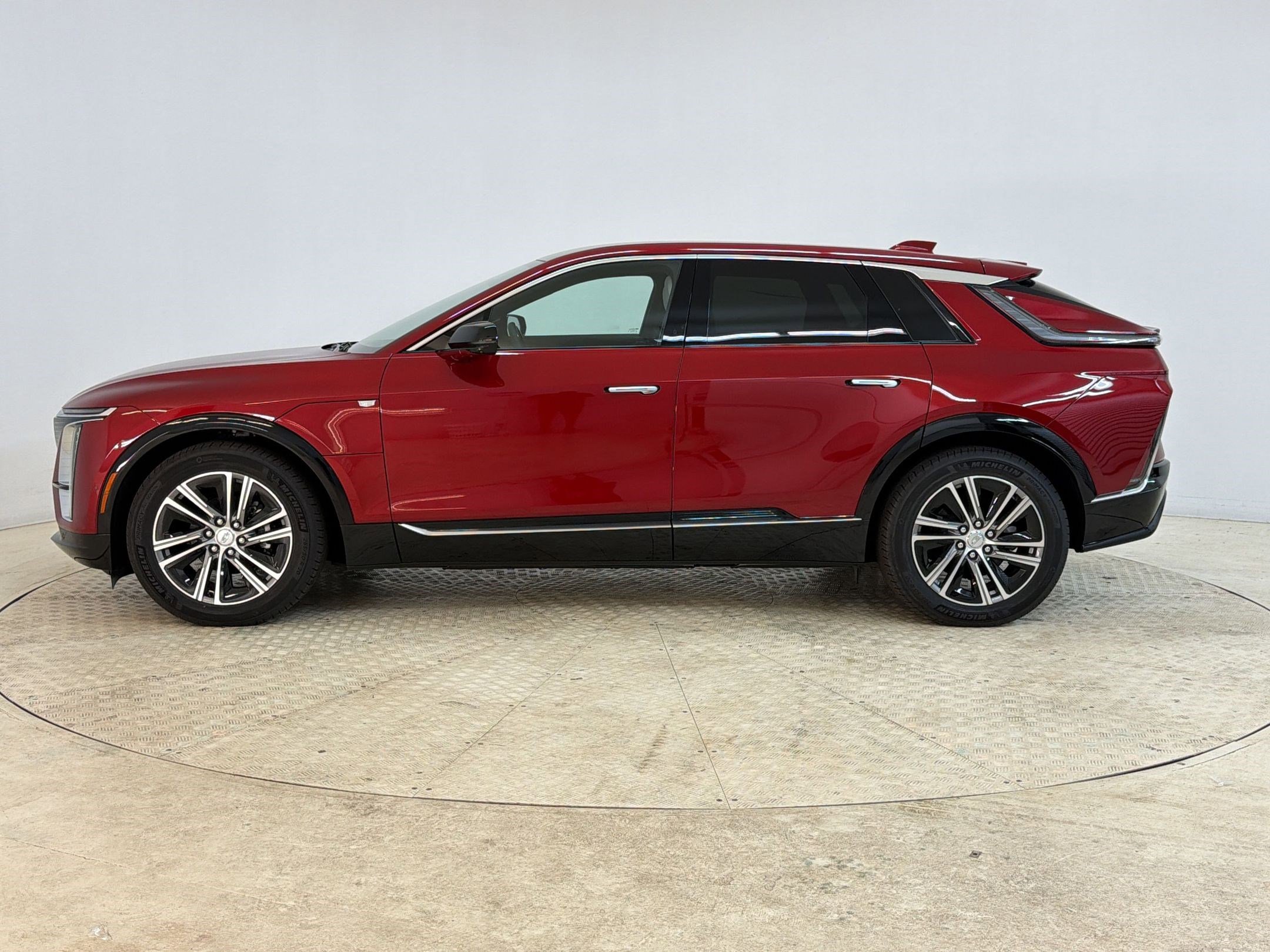 New 2026 Cadillac Lyriq Luxury RWD image 2