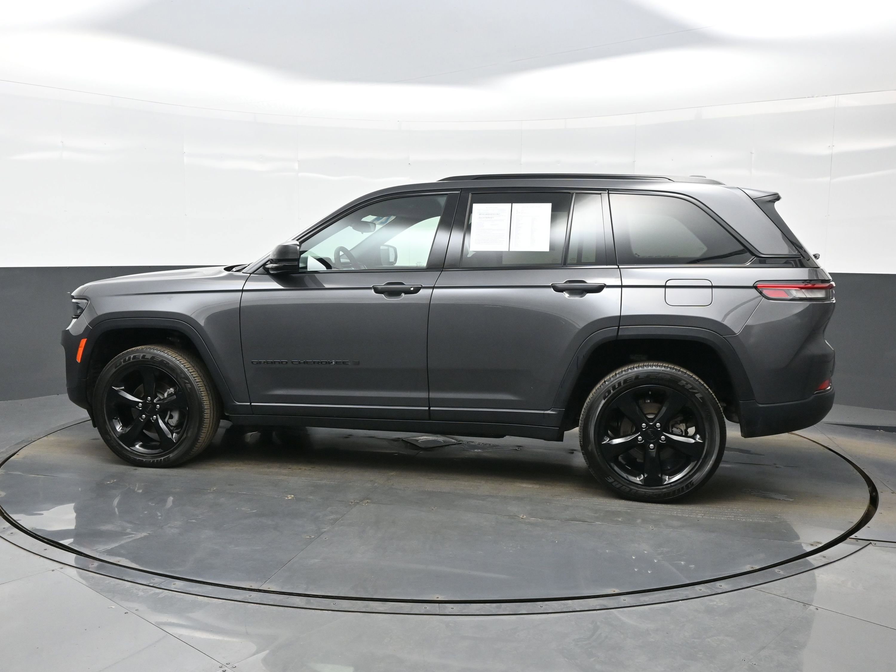 Used 2024 Jeep Grand Cherokee Altitude image 3