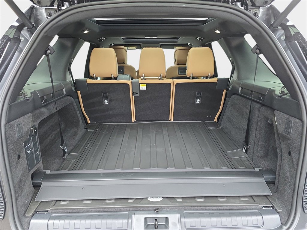 New 2026 Land Rover Discovery Dynamic SE image 13