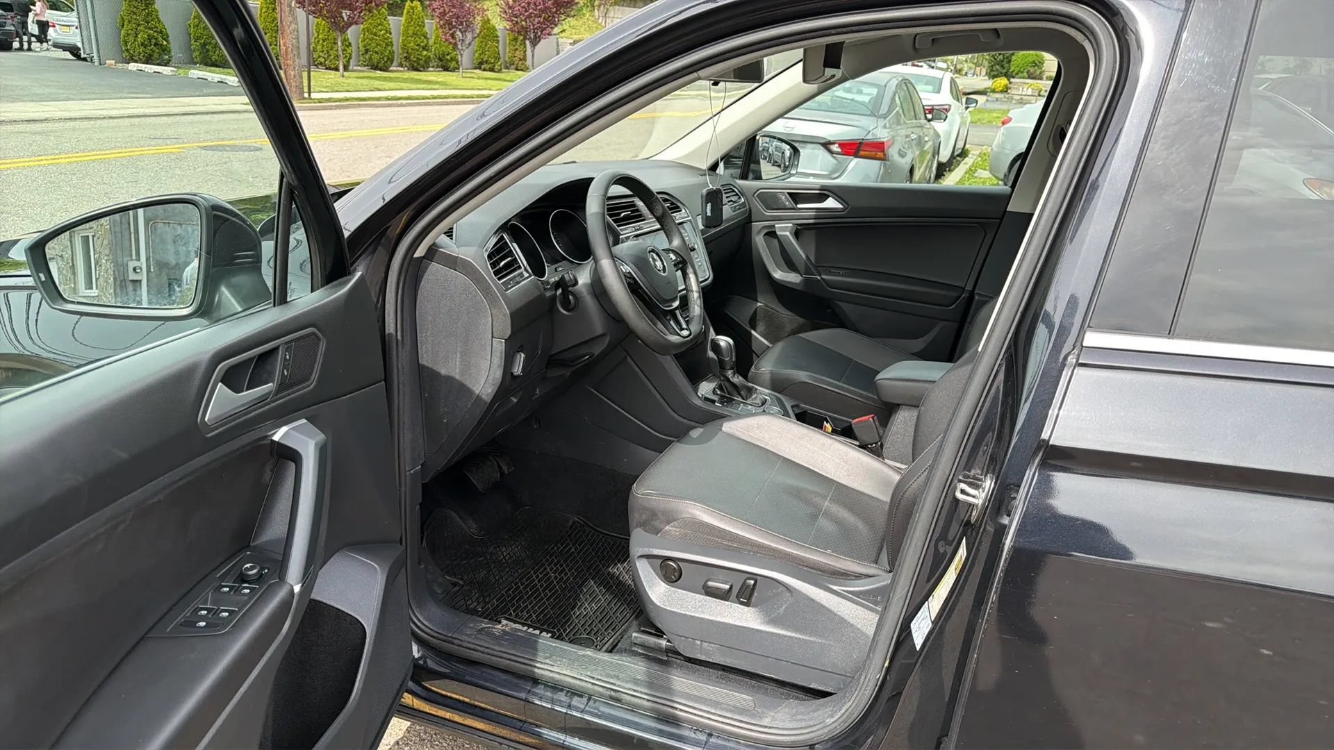 Used 2020 Volkswagen Tiguan SE AWD/4WD image 24