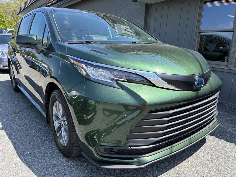 Used 2023 Toyota Sienna LE AWD/4WD image 1