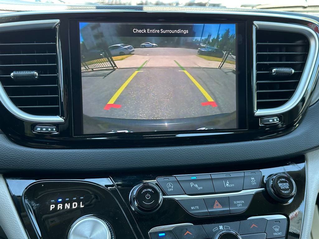 Used 2023 Chrysler Pacifica Touring-L FWD image 26
