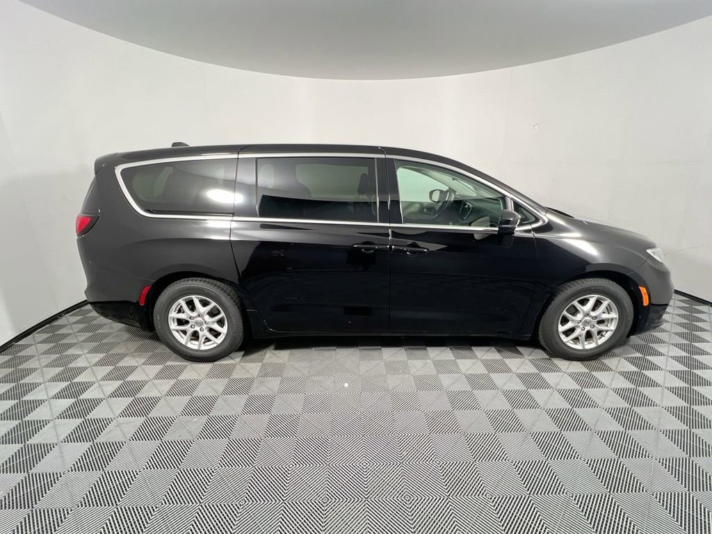 Used 2024 Chrysler Pacifica Touring-L FWD image 2