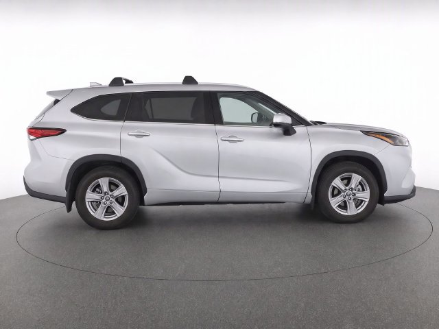 Used 2024 Toyota Highlander LE AWD/4WD image 8