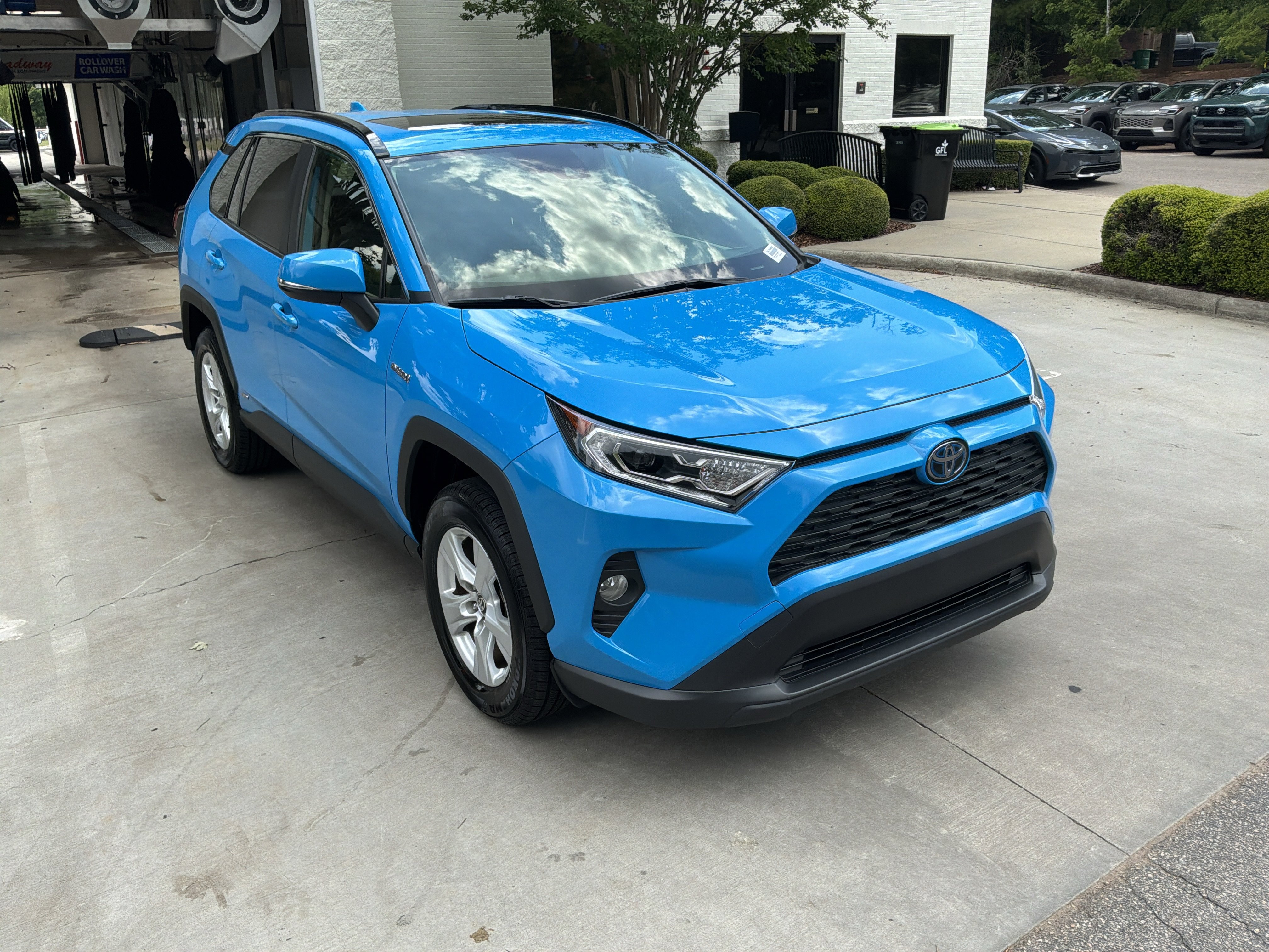 Used 2020 Toyota RAV4 XLE w/ Convenience Package AWD/4WD image 2