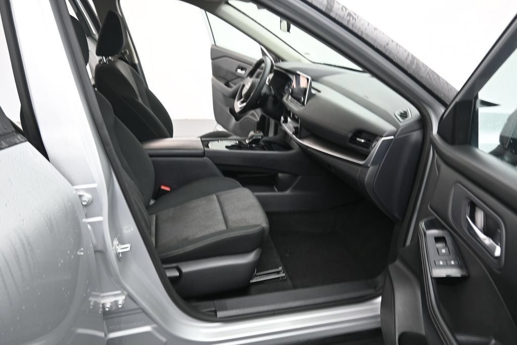 Used 2024 Nissan Rogue SV FWD image 19