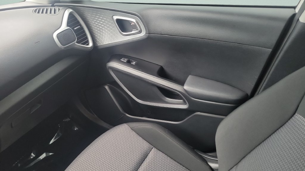 Used 2025 Kia Soul LX FWD image 13
