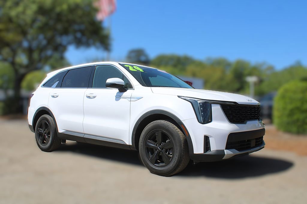 Certified 2024 Kia Sorento LX image 3