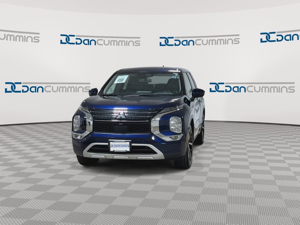 Used 2024 Mitsubishi Outlander SE AWD/4WD image 3