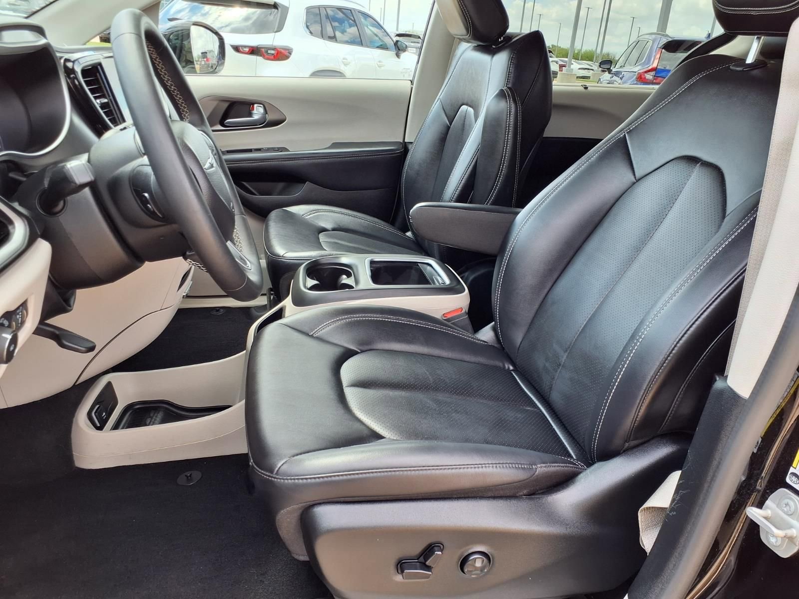 Used 2024 Chrysler Pacifica Touring-L image 24