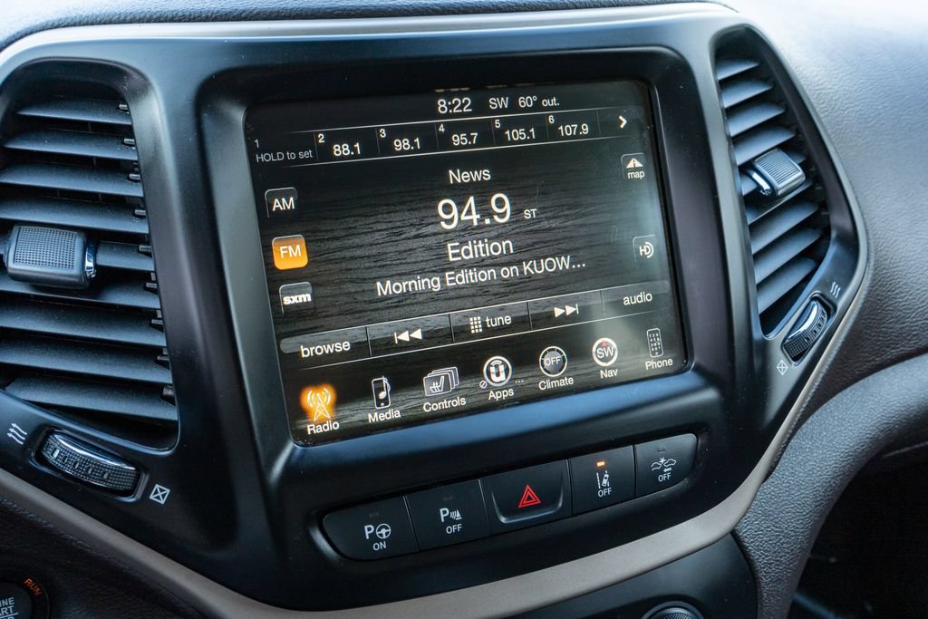 Used 2017 Jeep Cherokee Trailhawk AWD/4WD image 27