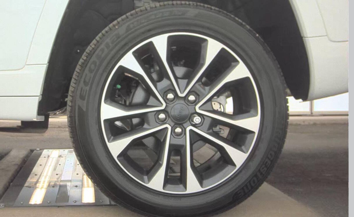 Used 2024 Jeep Grand Cherokee Overland AWD/4WD image 11