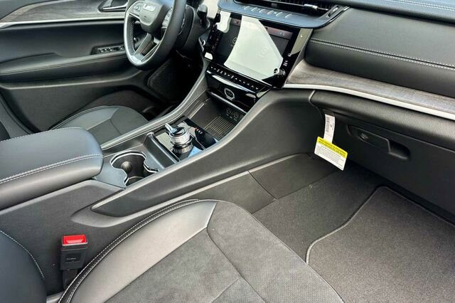 New 2026 Jeep Grand Cherokee Altitude image 13