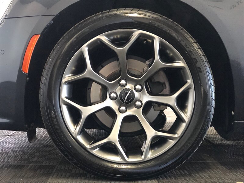 Used 2018 Chrysler 300 S w/ 300S Premium Group RWD image 19