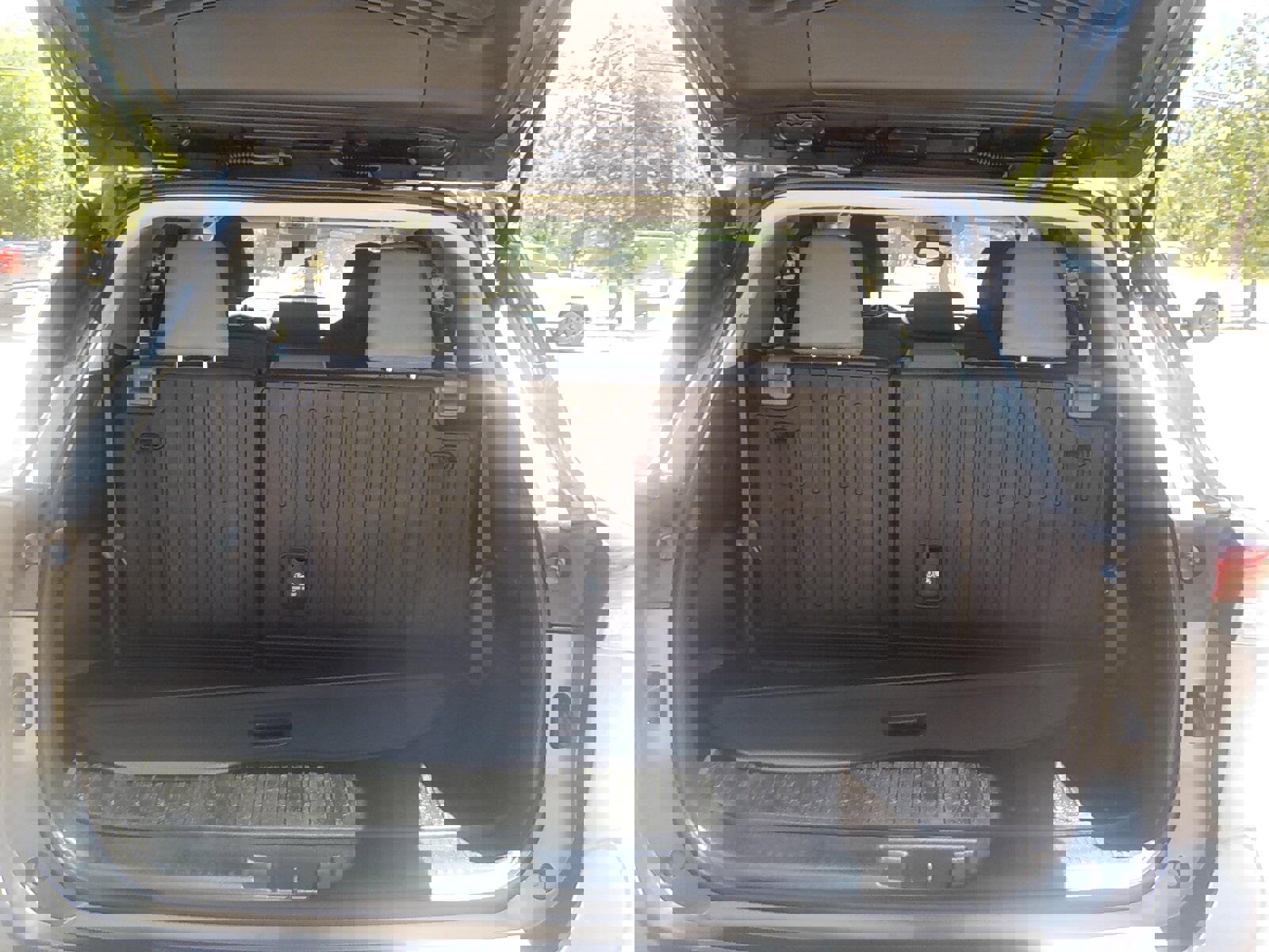 Used 2020 Toyota Highlander L image 8