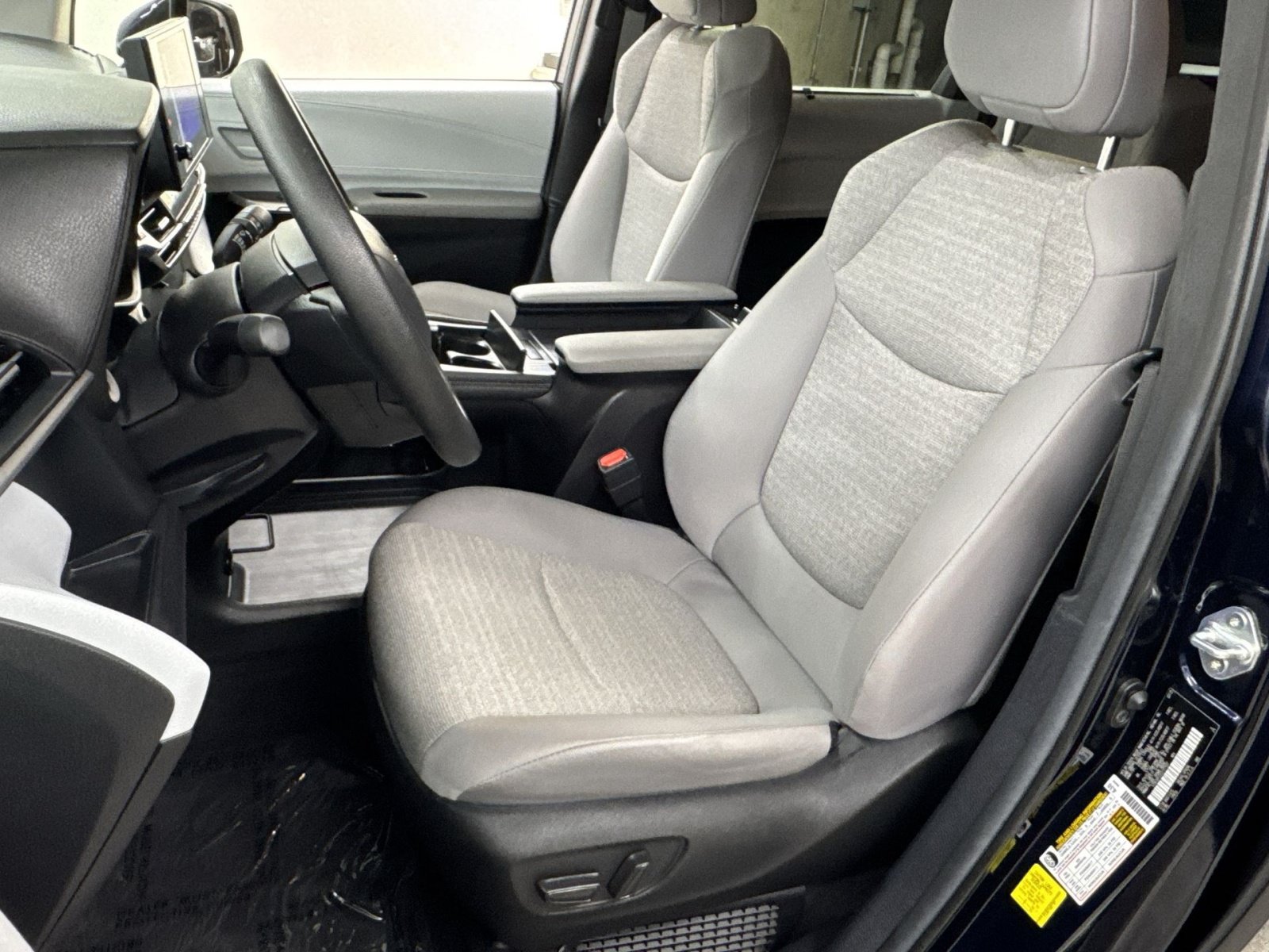 Used 2025 Toyota Sienna LE AWD/4WD image 14